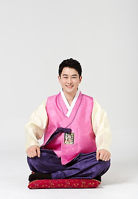 포토 JPG 스튜디오촬영 전신 한국전통 라이프스타일 명절 남자 40대 중년 모션 중년라이프 실내 방석 한명 미소 사람 앉기 동양인 성인 앞모습 설날 추석 한국인 전통의상 한복 남자만 남자한명만 성인남자만 성인한명만 성인남자한명만 중년만 중년남자만 중년남자한명만 성인만 국내포토 1 전통 기념일 뷰포인트 한국 표정 인종 내부 생활 파일형식