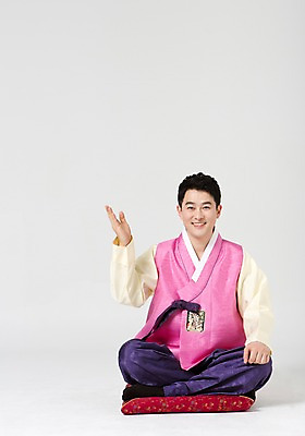 포토 JPG 스튜디오촬영 전신 한국전통 라이프스타일 명절 남자 40대 중년 모션 중년라이프 실내 방석 한명 미소 사람 앉기 동양인 손짓 성인 앞모습 설날 추석 한국인 가리킴 전통의상 한복 남자만 남자한명만 성인남자만 성인한명만 성인남자한명만 중년만 중년남자만 중년남자한명만 성인만 국내포토 1 전통 기념일 뷰포인트 한국 표정 인종 내부 생활 파일형식