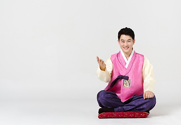 포토 JPG 스튜디오촬영 전신 한국전통 라이프스타일 명절 남자 40대 중년 모션 중년라이프 실내 방석 한명 미소 사람 앉기 동양인 손짓 성인 앞모습 설날 추석 한국인 가리킴 전통의상 한복 남자만 남자한명만 성인남자만 성인한명만 성인남자한명만 중년만 중년남자만 중년남자한명만 성인만 국내포토 1 전통 기념일 뷰포인트 한국 표정 인종 내부 생활 파일형식