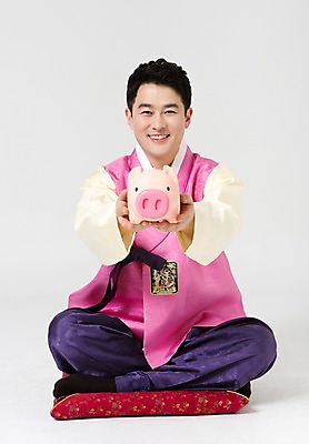 포토 JPG 스튜디오촬영 전신 한국전통 라이프스타일 명절 남자 40대 중년 모션 중년라이프 실내 방석 한명 미소 들기 사람 앉기 동양인 성인 앞모습 설날 추석 한국인 돼지저금통 전통의상 한복 남자만 남자한명만 성인남자만 성인한명만 성인남자한명만 중년만 중년남자만 중년남자한명만 성인만 국내포토 1 전통 기념일 뷰포인트 한국 표정 인종 내부 생활 저금통 파일형식
