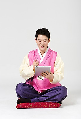 포토 JPG 스튜디오촬영 전신 한국전통 라이프스타일 명절 남자 40대 중년 모션 중년라이프 실내 방석 한명 미소 들기 사람 앉기 동양인 손짓 성인 앞모습 태블릿 설날 추석 한국인 웹서핑 전통의상 한복 남자만 남자한명만 성인남자만 성인한명만 성인남자한명만 중년만 중년남자만 중년남자한명만 성인만 국내포토 1 전통 기념일 뷰포인트 한국 표정 인종 내부 생활 전자제품 스마트기기 파일형식