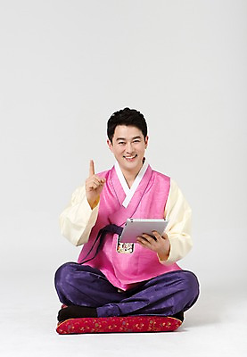 포토 JPG 스튜디오촬영 전신 한국전통 라이프스타일 명절 남자 40대 중년 모션 중년라이프 실내 방석 한명 미소 들기 사람 앉기 동양인 손짓 성인 앞모습 태블릿 설날 추석 한국인 가리킴 웹서핑 전통의상 한복 남자만 남자한명만 성인남자만 성인한명만 성인남자한명만 중년만 중년남자만 중년남자한명만 성인만 국내포토 1 전통 기념일 뷰포인트 한국 표정 인종 내부 생활 전자제품 스마트기기 파일형식