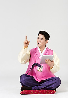 포토 JPG 스튜디오촬영 전신 한국전통 라이프스타일 명절 남자 40대 중년 모션 중년라이프 실내 방석 한명 미소 들기 사람 앉기 동양인 손짓 성인 앞모습 태블릿 설날 추석 한국인 가리킴 웹서핑 전통의상 한복 남자만 남자한명만 성인남자만 성인한명만 성인남자한명만 중년만 중년남자만 중년남자한명만 성인만 국내포토 1 전통 기념일 뷰포인트 한국 표정 인종 내부 생활 전자제품 스마트기기 파일형식