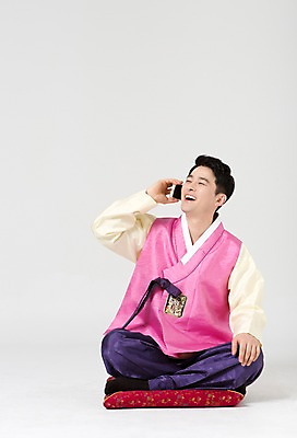 포토 JPG 스튜디오촬영 전신 한국전통 라이프스타일 명절 남자 40대 중년 모션 중년라이프 실내 방석 한명 미소 들기 사람 앉기 동양인 성인 앞모습 스마트폰 설날 추석 한국인 전통의상 한복 통화 남자만 남자한명만 성인남자만 성인한명만 성인남자한명만 중년만 중년남자만 중년남자한명만 성인만 국내포토 1 전통 기념일 뷰포인트 한국 표정 인종 내부 생활 핸드폰 스마트기기 파일형식