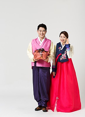 포토 JPG 스튜디오촬영 전신 한국전통 라이프스타일 부부 여자 명절 남자 40대 중년 모션 중년라이프 실내 선물 서기 미소 들기 사람 동양인 손짓 성인 두명 앞모습 설날 추석 한국인 전통의상 한복 중년부부 추석선물 중년만 성인만 설선물 국내포토 전통 커플 기념일 뷰포인트 한국 표정 인종 내부 생활 파일형식 명절선물