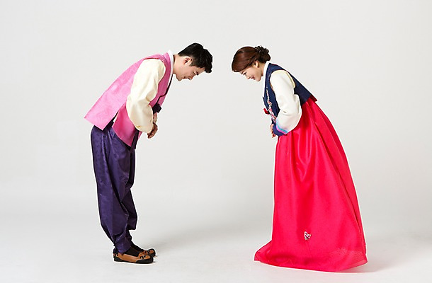 포토 JPG 스튜디오촬영 전신 한국전통 라이프스타일 부부 여자 명절 남자 40대 중년 모션 중년라이프 실내 서기 사람 동양인 손짓 성인 두명 옆모습 설날 추석 한국인 예절 인사 전통의상 한복 손모으기 중년부부 맞절 중년만 성인만 국내포토 전통 커플 기념일 뷰포인트 한국 인종 내부 생활 파일형식