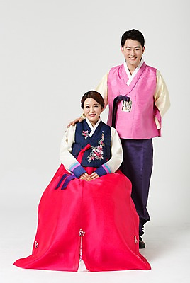 포토 JPG 스튜디오촬영 전신 한국전통 라이프스타일 부부 여자 명절 남자 40대 중년 모션 중년라이프 실내 서기 미소 사람 앉기 동양인 손짓 성인 두명 앞모습 설날 손들기 추석 한국인 전통의상 한복 중년부부 중년만 성인만 국내포토 전통 커플 기념일 뷰포인트 한국 표정 인종 내부 생활 파일형식