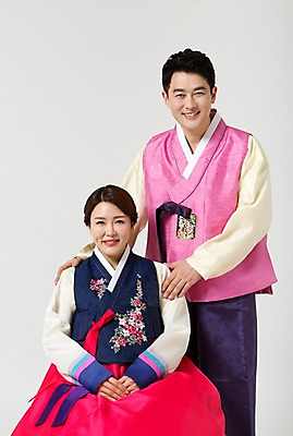 포토 JPG 스튜디오촬영 한국전통 라이프스타일 부부 여자 명절 남자 40대 중년 모션 중년라이프 실내 서기 미소 사람 앉기 동양인 손짓 상반신 성인 두명 앞모습 설날 손들기 추석 한국인 전통의상 한복 중년부부 중년만 성인만 국내포토 전통 커플 기념일 뷰포인트 한국 표정 인종 내부 생활 파일형식