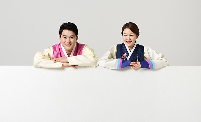 포토 JPG 스튜디오촬영 한국전통 라이프스타일 배너 부부 여자 명절 남자 40대 중년 모션 중년라이프 실내 서기 미소 사람 동양인 손짓 상반신 성인 두명 앞모습 설날 추석 한국인 전통의상 한복 알림 중년부부 중년만 성인만 국내포토 전통 커플 기념일 뷰포인트 한국 표정 인종 내부 생활 파일형식