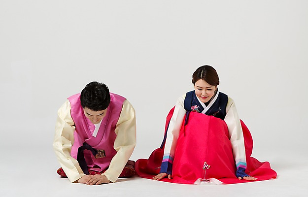 포토 JPG 스튜디오촬영 전신 한국전통 라이프스타일 부부 여자 명절 남자 40대 중년 모션 중년라이프 실내 사람 앉기 동양인 손짓 성인 두명 앞모습 설날 한국인 인사 절 전통의상 한복 중년부부 중년만 성인만 국내포토 전통 커플 기념일 뷰포인트 한국 인종 내부 생활 예절 파일형식