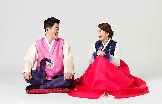 포토 JPG 스튜디오촬영 전신 한국전통 라이프스타일 부부 여자 명절 남자 40대 중년 모션 중년라이프 실내 방석 미소 사람 앉기 동양인 성인 두명 앞모습 설날 마주보기 추석 한국인 전통의상 한복 중년부부 중년만 성인만 국내포토 전통 커플 기념일 뷰포인트 한국 표정 인종 내부 생활 파일형식