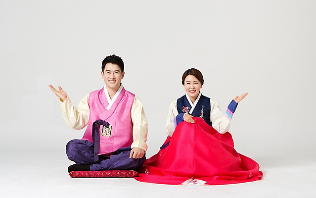 포토 JPG 스튜디오촬영 전신 한국전통 라이프스타일 부부 여자 명절 남자 40대 중년 모션 중년라이프 안내 실내 미소 사람 앉기 동양인 손짓 성인 두명 앞모습 설날 추석 한국인 가리킴 전통의상 한복 중년부부 중년만 성인만 국내포토 전통 커플 기념일 뷰포인트 한국 표정 인종 내부 생활 파일형식