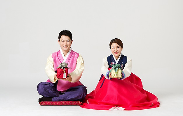 포토 JPG 스튜디오촬영 전신 한국전통 라이프스타일 부부 여자 명절 남자 40대 중년 모션 중년라이프 실내 방석 선물 미소 들기 사람 앉기 동양인 성인 두명 앞모습 설날 추석 한국인 전통의상 한복 중년부부 추석선물 중년만 성인만 설선물 국내포토 전통 커플 기념일 뷰포인트 한국 표정 인종 내부 생활 파일형식 명절선물