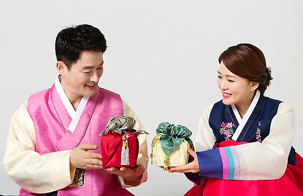 포토 JPG 스튜디오촬영 한국전통 라이프스타일 부부 여자 명절 남자 40대 중년 모션 중년라이프 실내 선물 미소 들기 사람 앉기 동양인 상반신 성인 두명 앞모습 설날 추석 한국인 전통의상 한복 주기 중년부부 추석선물 중년만 성인만 설선물 국내포토 전통 커플 기념일 뷰포인트 한국 표정 인종 내부 생활 파일형식 명절선물