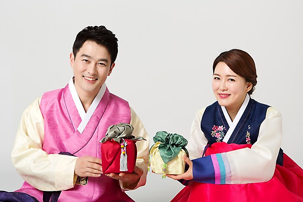 포토 JPG 스튜디오촬영 한국전통 라이프스타일 부부 여자 명절 남자 40대 중년 모션 중년라이프 실내 선물 미소 들기 사람 동양인 상반신 성인 두명 앞모습 설날 추석 한국인 전통의상 한복 중년부부 추석선물 중년만 성인만 설선물 국내포토 전통 커플 기념일 뷰포인트 한국 표정 인종 내부 생활 파일형식 명절선물