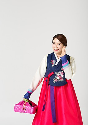 포토 JPG 스튜디오촬영 한국전통 라이프스타일 여자 명절 40대 중년 모션 중년라이프 실내 선물 한명 서기 미소 들기 사람 동양인 손짓 상반신 성인 앞모습 설날 추석 한국인 전통의상 한복 추석선물 여자만 여자한명만 성인여자만 성인한명만 성인여자한명만 중년만 중년여자만 중년여자한명만 성인만 설선물 국내포토 1 전통 기념일 뷰포인트 한국 표정 인종 내부 생활 파일형식 명절선물