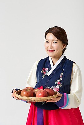 포토 JPG 스튜디오촬영 한국전통 라이프스타일 여자 명절 40대 중년 모션 중년라이프 실내 한명 서기 미소 들기 사람 동양인 상반신 성인 앞모습 설날 추석 한국인 사과 전통의상 한복 과일바구니 여자만 여자한명만 성인여자만 성인한명만 성인여자한명만 중년만 중년여자만 중년여자한명만 성인만 국내포토 1 전통 기념일 뷰포인트 과일 한국 표정 인종 내부 생활 바구니 파일형식