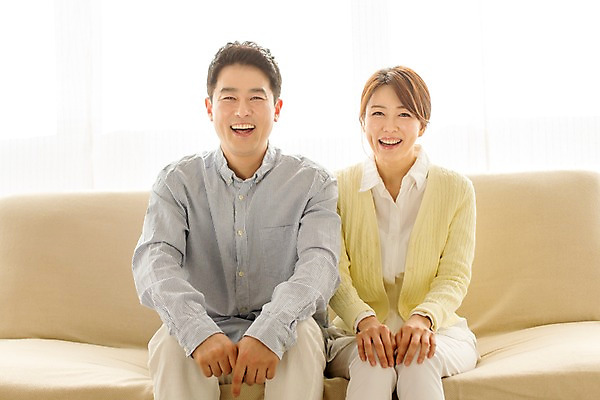 포토 JPG 스튜디오촬영 라이프스타일 부부 여자 남자 40대 중년 모션 중년라이프 휴식 실내 미소 사람 앉기 동양인 상반신 성인 두명 앞모습 소파 다정 한국인 중년부부 중년만 성인만 국내포토 커플 뷰포인트 컨셉 의자 표정 인종 내부 생활 파일형식