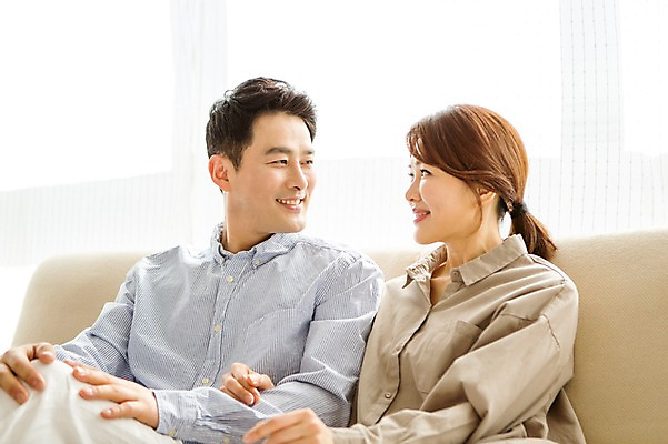 포토 JPG 스튜디오촬영 라이프스타일 부부 여자 남자 40대 중년 모션 중년라이프 휴식 실내 대화 미소 사람 앉기 동양인 상반신 성인 두명 앞모습 소파 한국인 중년부부 중년만 성인만 국내포토 커플 뷰포인트 컨셉 의자 표정 말하기 인종 내부 생활 파일형식