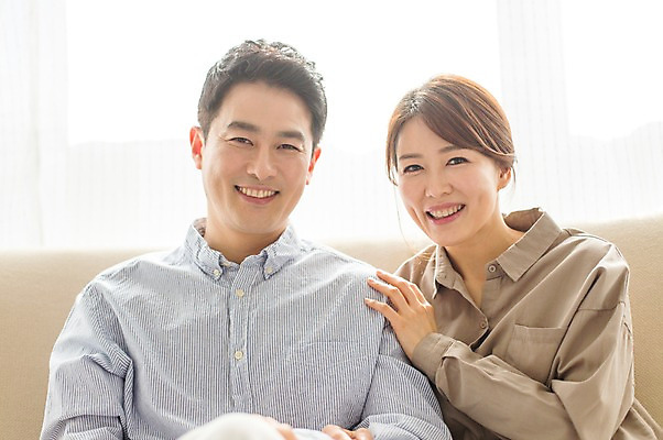 포토 JPG 스튜디오촬영 라이프스타일 부부 여자 남자 40대 중년 모션 중년라이프 휴식 실내 미소 사람 앉기 동양인 상반신 성인 두명 앞모습 소파 한국인 중년부부 중년만 성인만 국내포토 커플 뷰포인트 컨셉 의자 표정 인종 내부 생활 파일형식