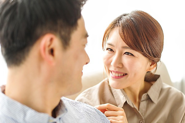 포토 JPG 스튜디오촬영 라이프스타일 부부 여자 남자 40대 중년 모션 중년라이프 휴식 실내 미소 사람 앉기 동양인 상반신 성인 두명 앞모습 옆모습 소파 마주보기 한국인 중년부부 중년만 성인만 국내포토 커플 뷰포인트 컨셉 의자 표정 인종 내부 생활 파일형식