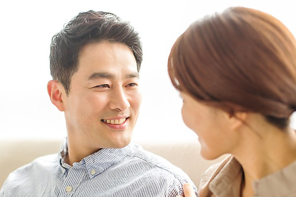 포토 JPG 스튜디오촬영 라이프스타일 부부 여자 남자 40대 중년 모션 중년라이프 휴식 실내 미소 사람 앉기 동양인 상반신 성인 두명 옆모습 소파 마주보기 한국인 중년부부 중년만 성인만 국내포토 커플 뷰포인트 컨셉 의자 표정 인종 내부 생활 파일형식