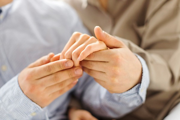 포토 JPG 스튜디오촬영 라이프스타일 손 부부 여자 남자 40대 중년 모션 중년라이프 휴식 실내 사람 동양인 성인 두명 신체부위 손잡기 한국인 중년부부 중년만 성인만 국내포토 커플 컨셉 인종 내부 생활 파일형식