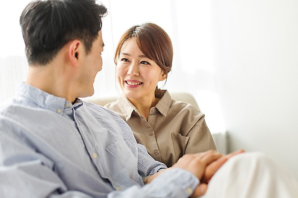 포토 JPG 스튜디오촬영 라이프스타일 부부 여자 남자 40대 중년 모션 중년라이프 휴식 실내 미소 사람 앉기 동양인 상반신 성인 두명 앞모습 옆모습 소파 한국인 중년부부 중년만 성인만 국내포토 커플 뷰포인트 컨셉 의자 표정 인종 내부 생활 파일형식