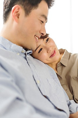 포토 JPG 스튜디오촬영 라이프스타일 부부 여자 남자 40대 중년 모션 중년라이프 휴식 실내 미소 사람 동양인 상반신 성인 두명 옆모습 기댐 다정 한국인 어깨 중년부부 중년만 성인만 국내포토 커플 뷰포인트 컨셉 표정 인종 내부 생활 신체부위 파일형식