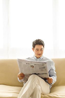포토 JPG 스튜디오촬영 라이프스타일 남자 40대 모션 중년라이프 휴식 실내 한명 들기 사람 앉기 상반신 성인 앞모습 소파 한국인 다리꼬기 신문 읽기 중년남자한명만 국내포토 1 뷰포인트 중년 컨셉 의자 동양인 내부 생활 간행물 뉴스 남자한명만 중년남자만 파일형식