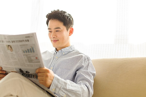 포토 JPG 스튜디오촬영 라이프스타일 남자 40대 모션 중년라이프 휴식 실내 한명 미소 들기 사람 앉기 상반신 성인 옆모습 소파 한국인 신문 읽기 중년남자한명만 국내포토 1 뷰포인트 중년 컨셉 의자 표정 동양인 내부 생활 간행물 뉴스 남자한명만 중년남자만 파일형식