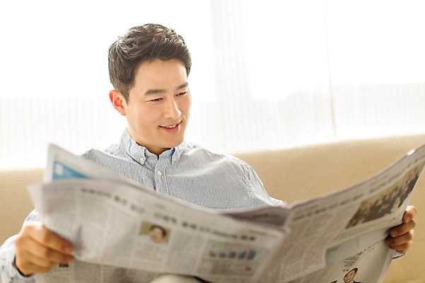 포토 JPG 스튜디오촬영 라이프스타일 남자 40대 모션 중년라이프 휴식 실내 한명 미소 들기 사람 앉기 상반신 성인 앞모습 소파 한국인 신문 읽기 중년남자한명만 국내포토 1 뷰포인트 중년 컨셉 의자 표정 동양인 내부 생활 간행물 뉴스 남자한명만 중년남자만 파일형식