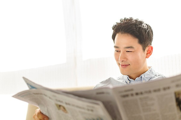 포토 JPG 스튜디오촬영 라이프스타일 남자 40대 모션 중년라이프 휴식 실내 한명 미소 들기 사람 앉기 상반신 성인 앞모습 소파 한국인 신문 읽기 중년남자한명만 국내포토 1 뷰포인트 중년 컨셉 의자 표정 동양인 내부 생활 간행물 뉴스 남자한명만 중년남자만 파일형식