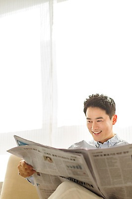 포토 JPG 스튜디오촬영 라이프스타일 남자 40대 모션 중년라이프 휴식 실내 한명 미소 들기 사람 앉기 상반신 성인 옆모습 소파 한국인 신문 읽기 중년남자한명만 국내포토 1 뷰포인트 중년 컨셉 의자 표정 동양인 내부 생활 간행물 뉴스 남자한명만 중년남자만 파일형식