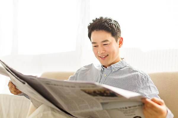포토 JPG 스튜디오촬영 라이프스타일 남자 40대 모션 중년라이프 휴식 실내 한명 미소 들기 사람 앉기 상반신 성인 소파 한국인 신문 읽기 중년남자한명만 국내포토 1 중년 컨셉 의자 표정 동양인 내부 생활 간행물 뉴스 남자한명만 중년남자만 파일형식