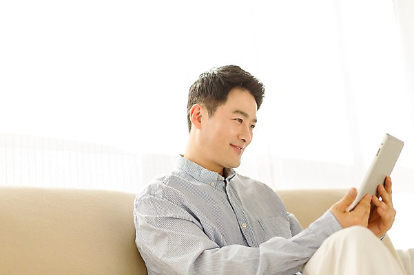 포토 JPG 스튜디오촬영 라이프스타일 남자 40대 모션 중년라이프 휴식 실내 한명 미소 들기 사람 앉기 상반신 성인 옆모습 소파 태블릿 한국인 웹서핑 중년남자한명만 국내포토 1 뷰포인트 중년 컨셉 의자 표정 동양인 내부 생활 전자제품 스마트기기 남자한명만 중년남자만 파일형식