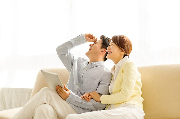 포토 JPG 스튜디오촬영 라이프스타일 부부 여자 남자 40대 중년 모션 중년라이프 휴식 실내 미소 들기 사람 앉기 동양인 손짓 상반신 성인 두명 소파 태블릿 한국인 웹서핑 중년부부 중년만 성인만 국내포토 커플 컨셉 의자 표정 인종 내부 생활 전자제품 스마트기기 파일형식