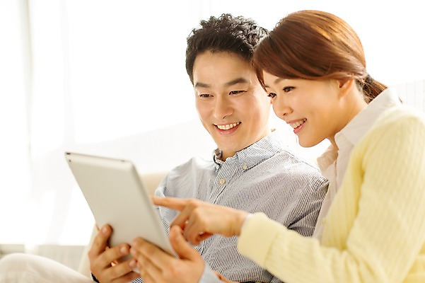 포토 JPG 스튜디오촬영 라이프스타일 부부 여자 남자 40대 중년 모션 중년라이프 휴식 실내 미소 들기 사람 앉기 동양인 손짓 상반신 성인 두명 옆모습 태블릿 한국인 가리킴 웹서핑 중년부부 중년만 성인만 국내포토 커플 뷰포인트 컨셉 표정 인종 내부 생활 전자제품 스마트기기 파일형식