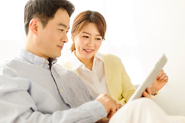 포토 JPG 스튜디오촬영 라이프스타일 부부 응시 여자 남자 40대 중년 모션 중년라이프 휴식 실내 미소 들기 사람 앉기 동양인 상반신 성인 두명 옆모습 태블릿 한국인 웹서핑 중년부부 중년만 성인만 국내포토 커플 시선 뷰포인트 컨셉 표정 인종 내부 생활 전자제품 스마트기기 파일형식