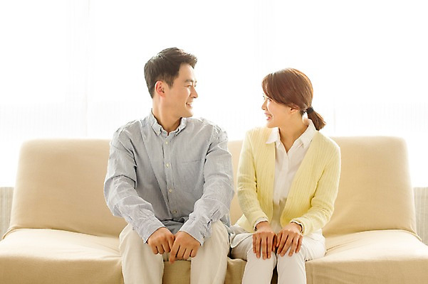 포토 JPG 스튜디오촬영 라이프스타일 부부 여자 남자 40대 중년 모션 중년라이프 휴식 실내 미소 사람 앉기 동양인 상반신 성인 두명 앞모습 소파 마주보기 다정 한국인 중년부부 중년만 성인만 국내포토 커플 뷰포인트 컨셉 의자 표정 인종 내부 생활 파일형식