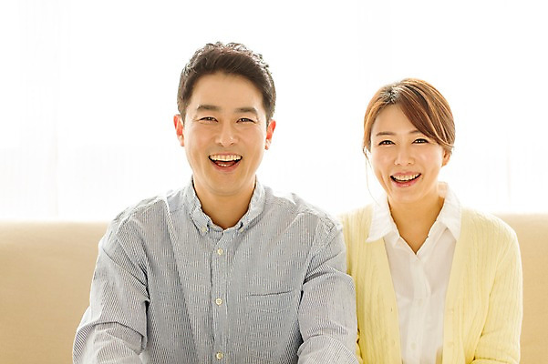 포토 JPG 스튜디오촬영 라이프스타일 부부 여자 남자 40대 중년 모션 중년라이프 휴식 실내 미소 사람 앉기 동양인 상반신 성인 두명 앞모습 소파 다정 한국인 중년부부 중년만 성인만 국내포토 커플 뷰포인트 컨셉 의자 표정 인종 내부 생활 파일형식