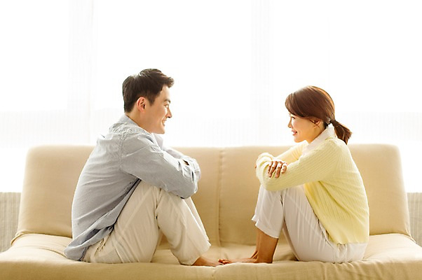 포토 JPG 스튜디오촬영 전신 라이프스타일 부부 여자 남자 40대 중년 모션 중년라이프 휴식 실내 미소 사람 앉기 동양인 성인 두명 옆모습 소파 마주보기 한국인 중년부부 중년만 성인만 국내포토 커플 뷰포인트 컨셉 의자 표정 인종 내부 생활 파일형식