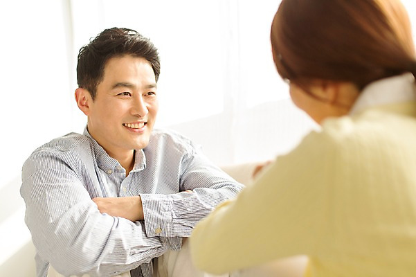 포토 JPG 스튜디오촬영 라이프스타일 부부 여자 남자 40대 중년 모션 중년라이프 휴식 실내 미소 사람 앉기 동양인 상반신 성인 두명 앞모습 뒷모습 마주보기 팔짱 한국인 중년부부 중년만 성인만 국내포토 커플 뷰포인트 컨셉 표정 인종 내부 생활 파일형식