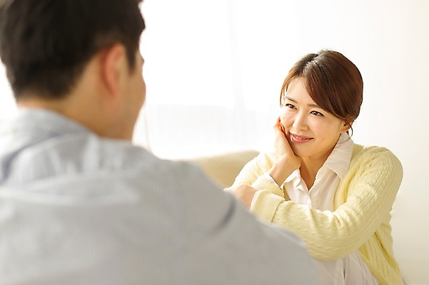 포토 JPG 스튜디오촬영 라이프스타일 부부 여자 남자 40대 중년 모션 중년라이프 휴식 실내 미소 사람 앉기 동양인 상반신 성인 두명 앞모습 뒷모습 소파 마주보기 한국인 중년부부 중년만 성인만 국내포토 커플 뷰포인트 컨셉 의자 표정 인종 내부 생활 파일형식