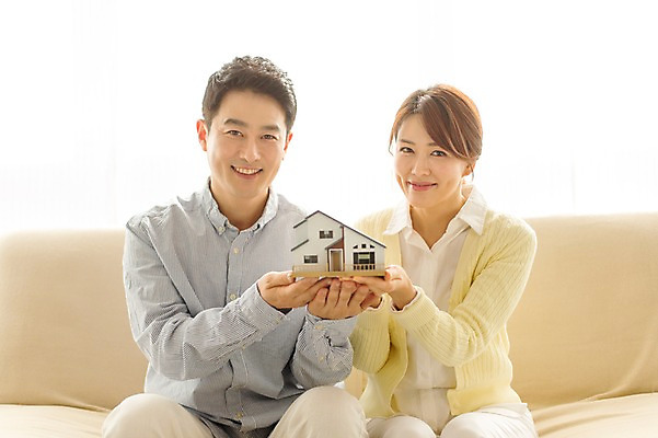 포토 JPG 스튜디오촬영 라이프스타일 부부 여자 남자 40대 중년 모션 중년라이프 부동산 휴식 주택 실내 미소 들기 사람 앉기 동양인 상반신 성인 두명 앞모습 소파 미니어처 한국인 중년부부 중년만 성인만 국내포토 커플 뷰포인트 컨셉 의자 표정 인종 내부 건물 생활 모형 재산 파일형식