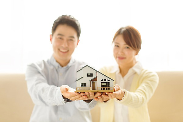 포토 JPG 스튜디오촬영 라이프스타일 부부 여자 남자 40대 중년 모션 중년라이프 부동산 휴식 주택 실내 미소 들기 사람 앉기 동양인 상반신 성인 두명 앞모습 소파 미니어처 한국인 중년부부 중년만 성인만 국내포토 커플 뷰포인트 컨셉 의자 표정 인종 내부 건물 생활 모형 재산 파일형식