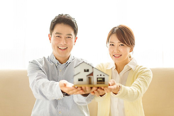 포토 JPG 스튜디오촬영 라이프스타일 부부 여자 남자 40대 중년 모션 중년라이프 휴식 주택 실내 미소 들기 사람 앉기 동양인 상반신 성인 두명 앞모습 소파 미니어처 한국인 중년부부 중년만 성인만 국내포토 커플 뷰포인트 컨셉 의자 표정 인종 내부 건물 생활 모형 파일형식