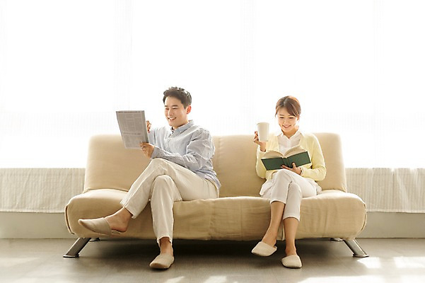 포토 JPG 스튜디오촬영 전신 라이프스타일 부부 여자 남자 커피 40대 중년 모션 중년라이프 휴식 실내 미소 들기 사람 앉기 동양인 성인 두명 앞모습 책 소파 독서 한국인 다리꼬기 신문 읽기 중년부부 중년만 성인만 국내포토 커플 음료 뷰포인트 컨셉 의자 표정 인종 내부 생활 간행물 뉴스 파일형식