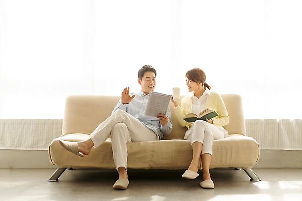 포토 JPG 스튜디오촬영 전신 라이프스타일 부부 여자 남자 커피 40대 중년 모션 중년라이프 휴식 실내 미소 들기 사람 앉기 동양인 성인 두명 앞모습 책 소파 독서 한국인 신문 읽기 중년부부 중년만 성인만 국내포토 커플 음료 뷰포인트 컨셉 의자 표정 인종 내부 생활 간행물 뉴스 파일형식