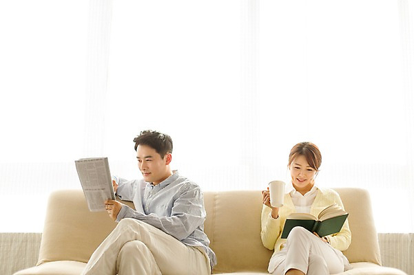 포토 JPG 스튜디오촬영 라이프스타일 부부 여자 남자 커피 40대 중년 모션 중년라이프 휴식 실내 미소 들기 사람 앉기 동양인 상반신 성인 두명 앞모습 책 소파 한국인 다리꼬기 신문 읽기 중년부부 중년만 성인만 국내포토 커플 음료 뷰포인트 컨셉 의자 표정 인종 내부 생활 간행물 뉴스 파일형식